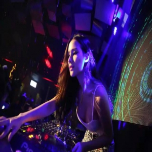 【一人一首成名曲《求佛》《等一分钟》《有没有人告诉你》《暗香》《记事本》《伤心的时候可以听情歌》《不要再来伤害我》《我可以抱你吗》《离别》《暖暖》】